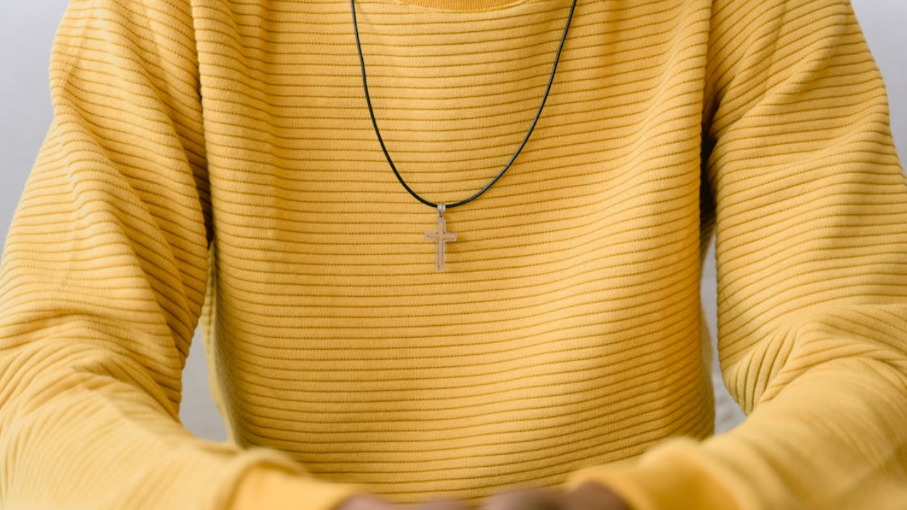Main reasons to wear a cross pendant every day