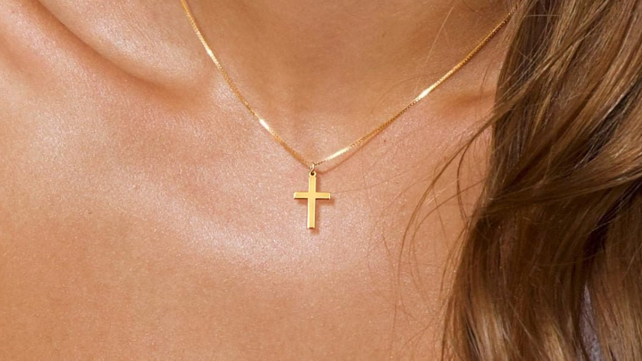 Gold Cross Necklace for Women: A Versatile Piece for Any Outfit